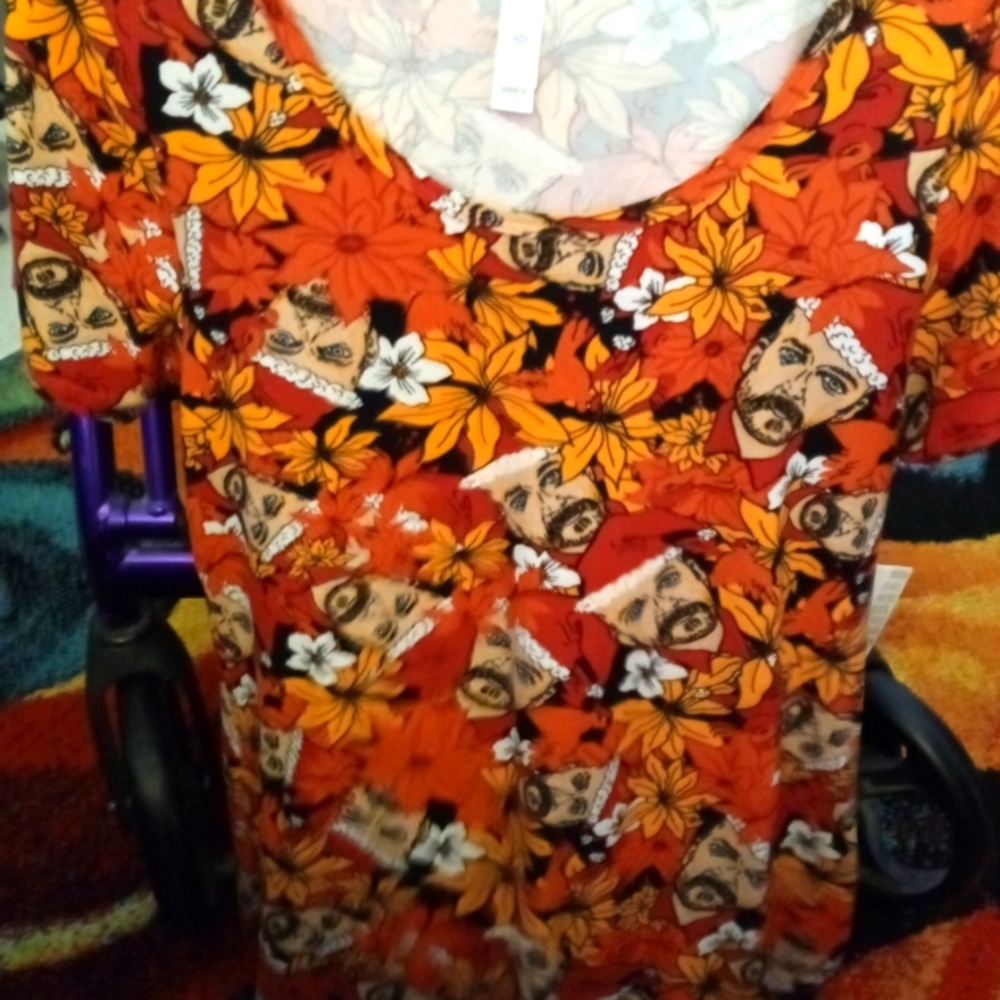 NWT LULAROE CLASSIC TEE SIZE SMALL CHRISTMAS TEE